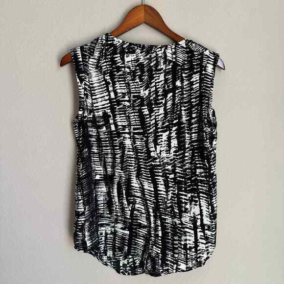 Mossimo Sleeveless Blouse Black White Abstract Print Deep V-Neck Chest Pockets - Picture 2 of 6